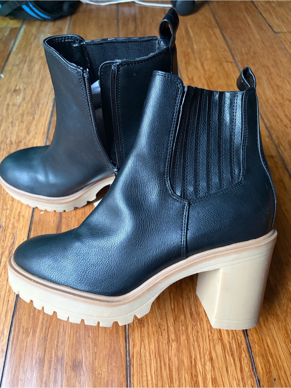 DV by Dolce Vita Black Leather Chelsea Lug Heel Boot w Tan Platform NEVER WORN